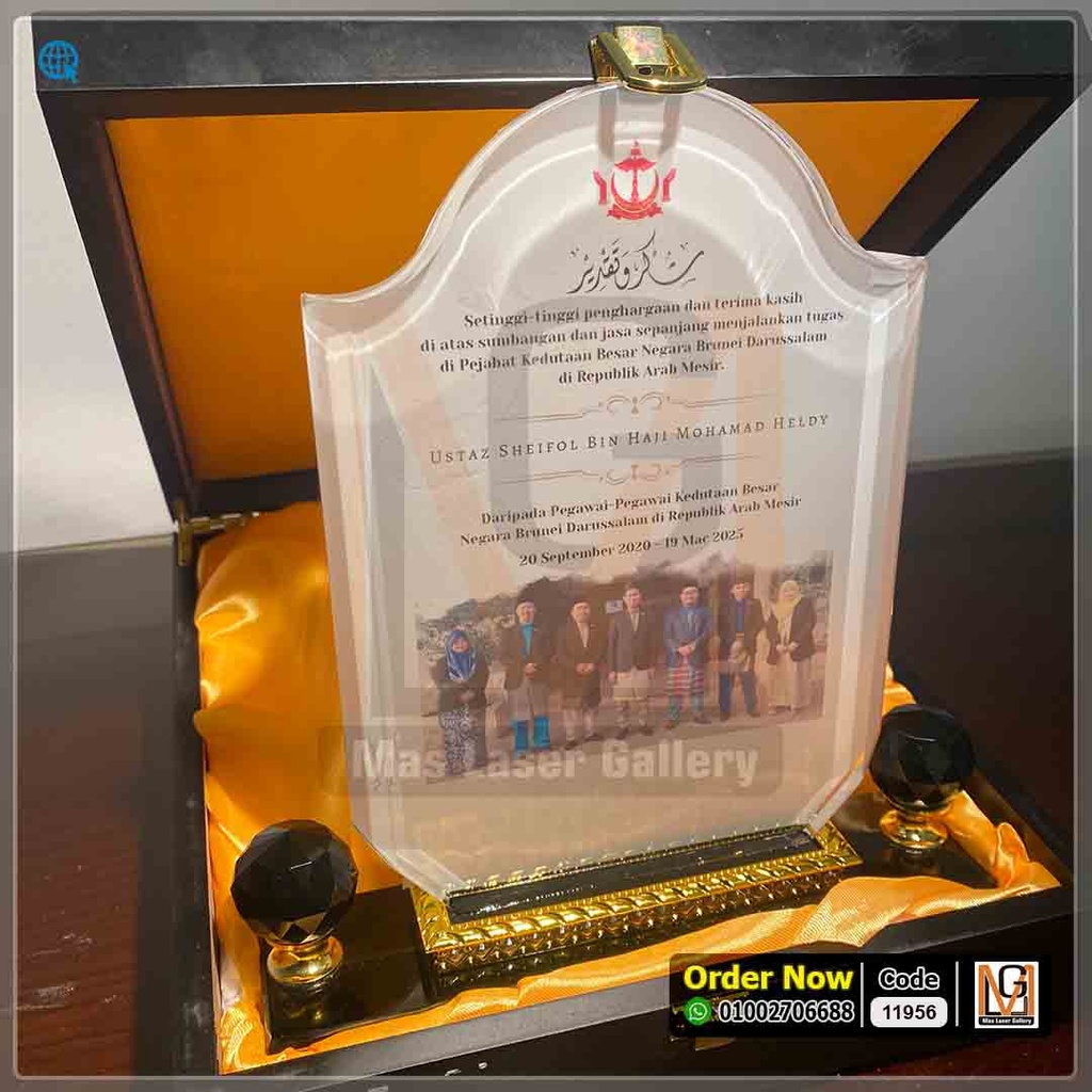 درع كريستال قبه بقاعده سوداء وعلبه خشب *6*  | 11956